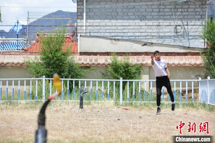 圖為西藏自治區(qū)拉薩市賽馬場內(nèi)市民在體驗(yàn)“打牛角”項(xiàng)目?！∝暩聛硭?攝