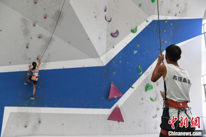 圖為西藏登山體驗(yàn)健身訓(xùn)練館內(nèi)登山隊(duì)員在體驗(yàn)攀巖項(xiàng)目?！∝暩聛硭?攝