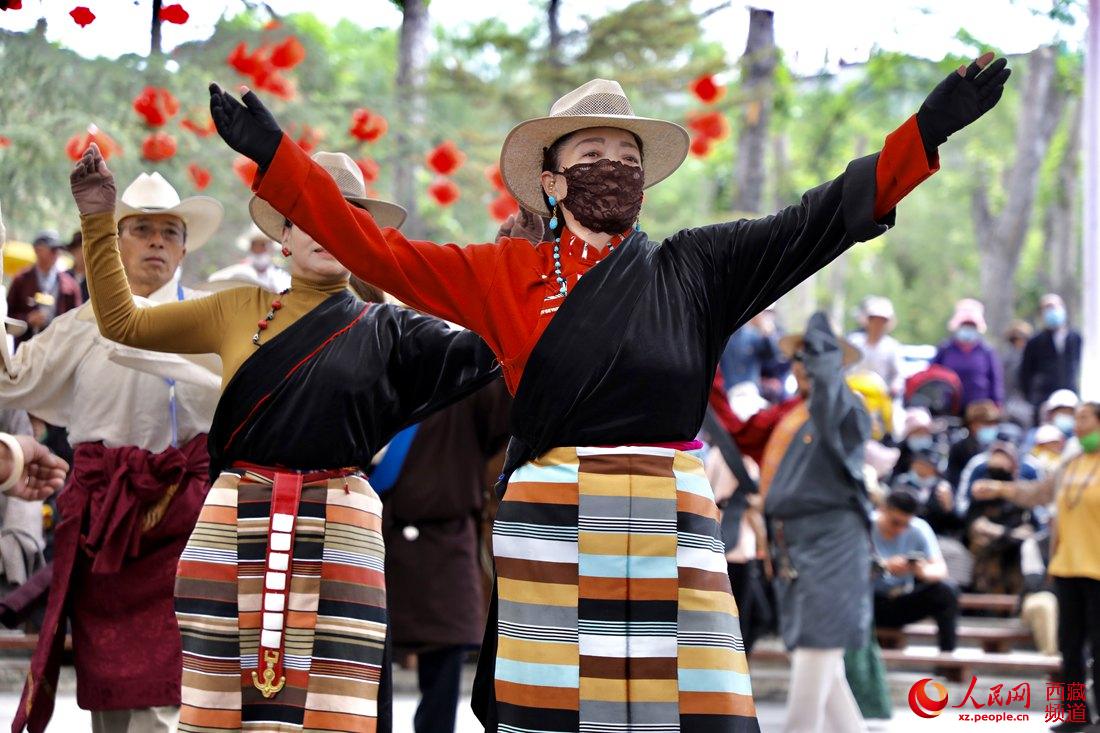 拉薩市民在宗角祿康公園跳鍋莊舞。人民網(wǎng) 次仁羅布攝