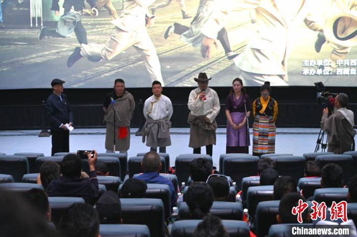 圖為主創(chuàng)人員分享譯制過(guò)程。　趙朗 攝