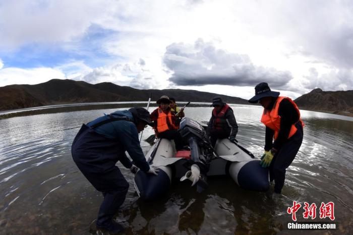 圖為科考隊員準備乘快艇前往浪錯湖中心開展科考作業(yè)。 <a target='_blank' ><p  align=