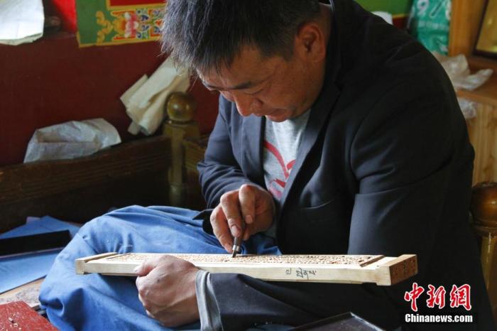 圖為7月14日，普松雕刻技藝傳承人嘎瑪曲扎正在家中進行創(chuàng)作。 <a target='_blank' ><p  align=