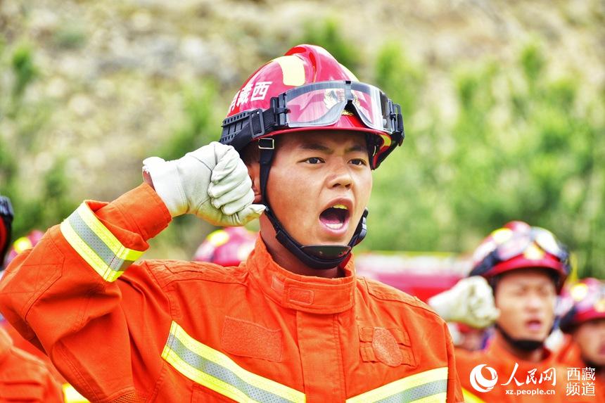 消防指戰(zhàn)員重溫入隊誓詞。人民網(wǎng) 李海霞 攝