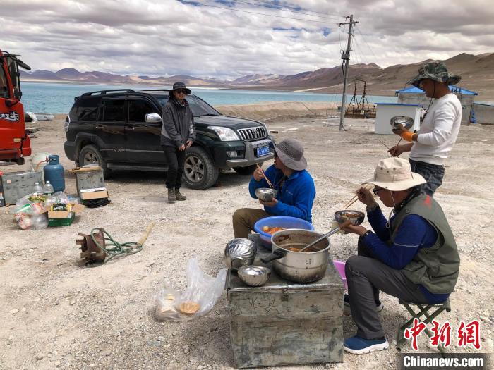 在“世界屋脊”上作業(yè)，中國科考隊員衣、食、住、行有何特色？