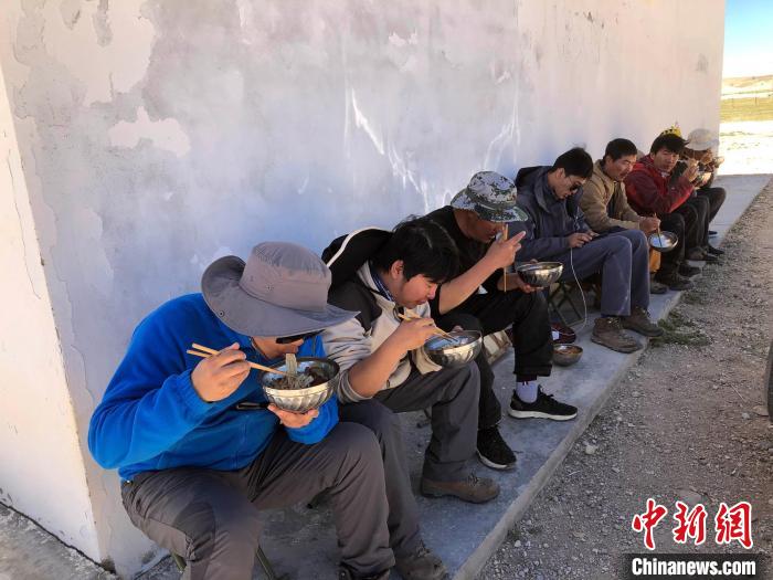 科考隊員在高原湖泊岸邊進餐。　<a target='_blank' ><p  align=