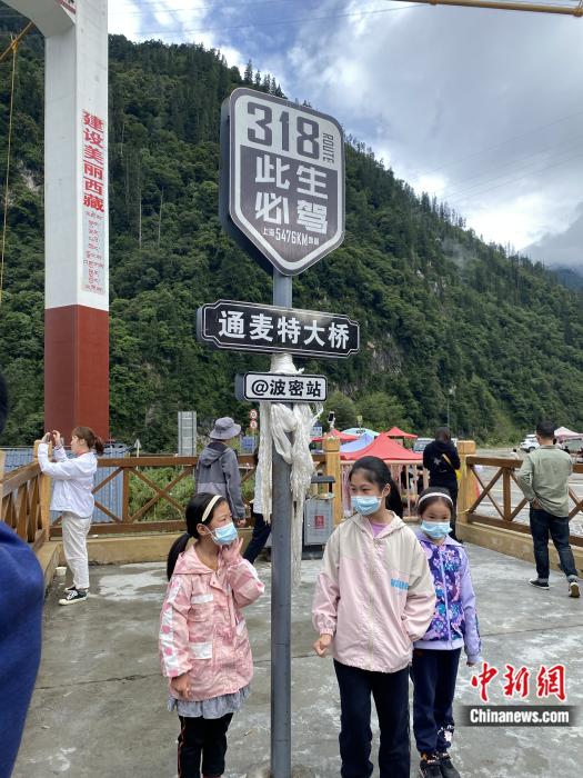 游人在通麥特大橋拍照打卡。彭寧鈴 攝