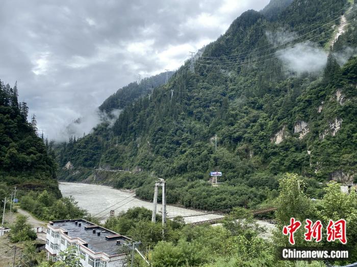 險(xiǎn)山急流中的兩座橋。彭寧鈴 攝