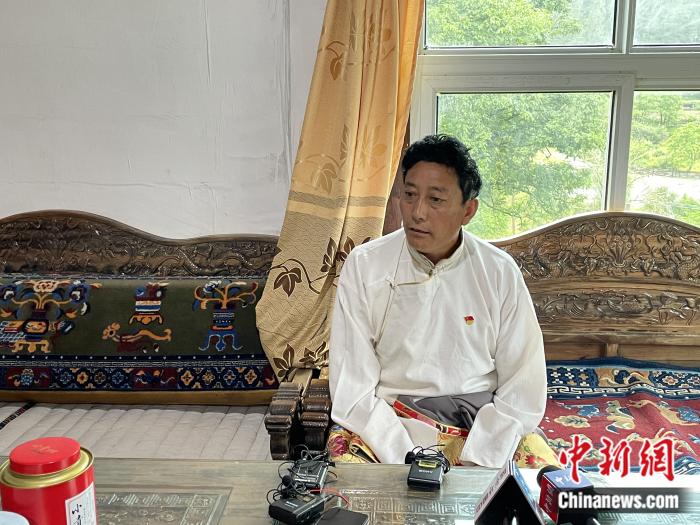巴卡村黨支部書記、村委會(huì)主任尼瑪次仁。周璟 攝
