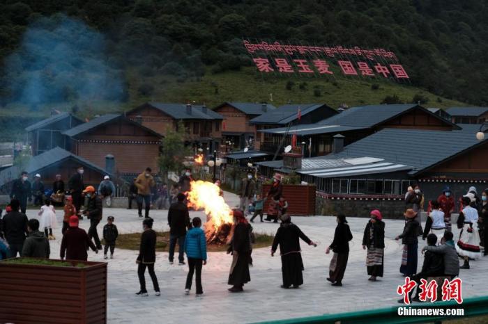 圖為8月5日，玉麥鄉(xiāng)民眾在鄉(xiāng)里跳鍋莊舞，從前的“三人鄉(xiāng)”熱鬧起來(lái)了。 <a target='_blank' ></p><p  align=