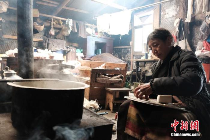 圖為8月6日，60歲的卓嘎在玉麥鄉(xiāng)牧場(chǎng)放牧點(diǎn)制作奶渣。 <a target='_blank' ></p><p  align=