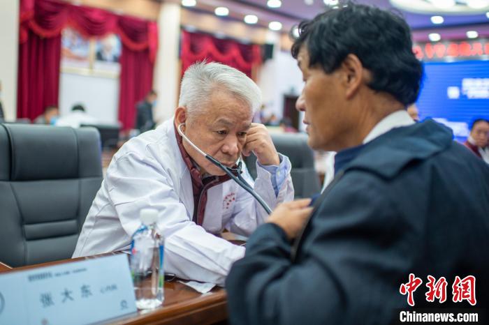 圖為專家團隊在日喀則市開展義診活動?！〉┰雠?攝