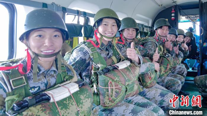 圖為女兵們在直升機上準備跳傘?！⊥跏鰱| 攝