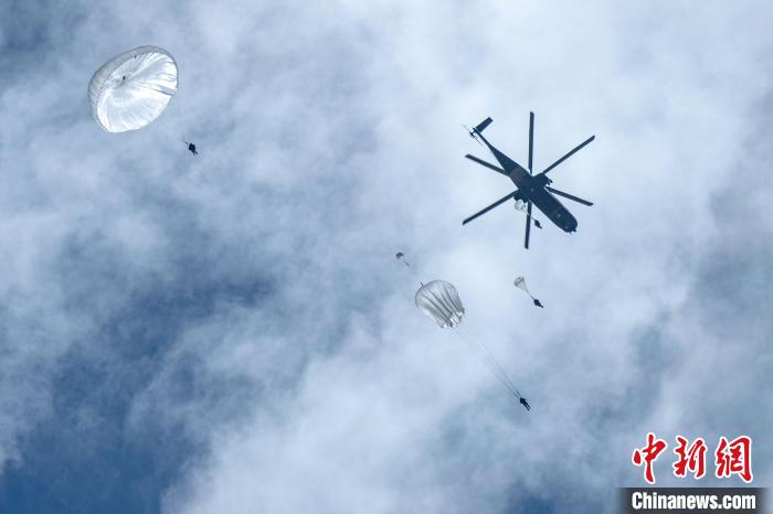 圖為傘降女兵在空中開傘?！⊥跏鰱| 攝