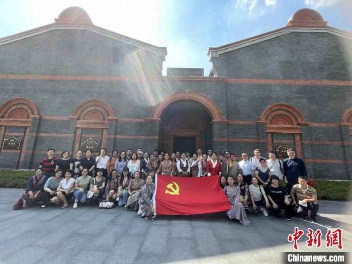 參觀中共一大、二大會址，學(xué)員們回顧了中國共產(chǎn)黨百年大黨的革命歷程。　華東師大供圖