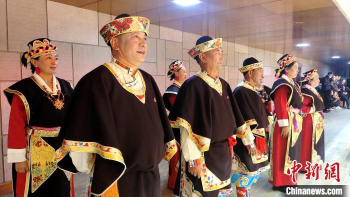 圖為西藏老年舞蹈隊(duì)在后臺準(zhǔn)備上場?！∝暽＠?攝
