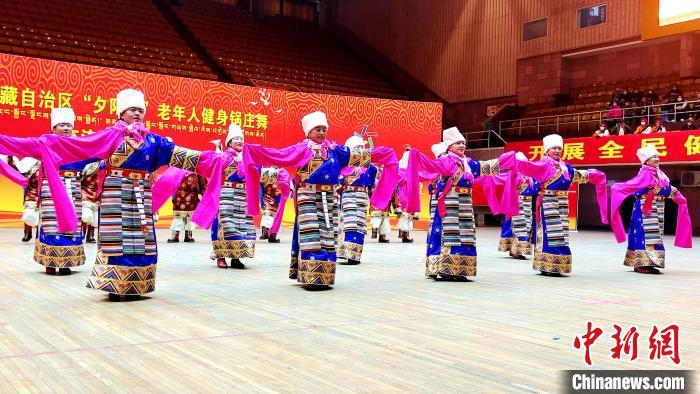 圖為西藏老年舞蹈隊(duì)伍齊跳傳統(tǒng)鍋莊舞?！∝暽＠?攝