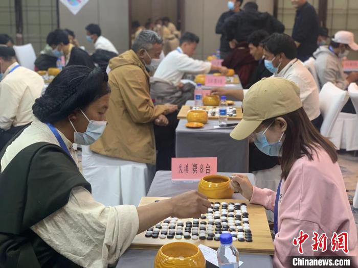 圖為參賽選手正在進(jìn)行藏棋對弈。　謝牧 攝