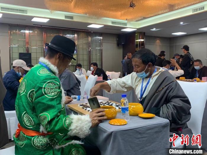 圖為參賽選手正在進(jìn)行藏棋對弈。　謝牧 攝