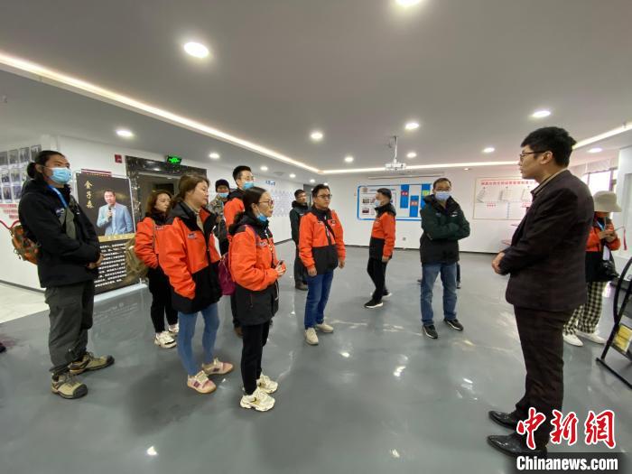 圖為2021瀾湄萬里行中外媒體在昌都新區(qū)采訪?！±罱瓕?攝