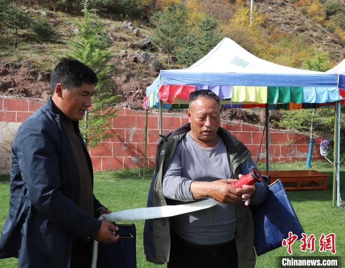 圖為護林員操作體驗滅火裝備?！〔际猩窒乐ш?供圖