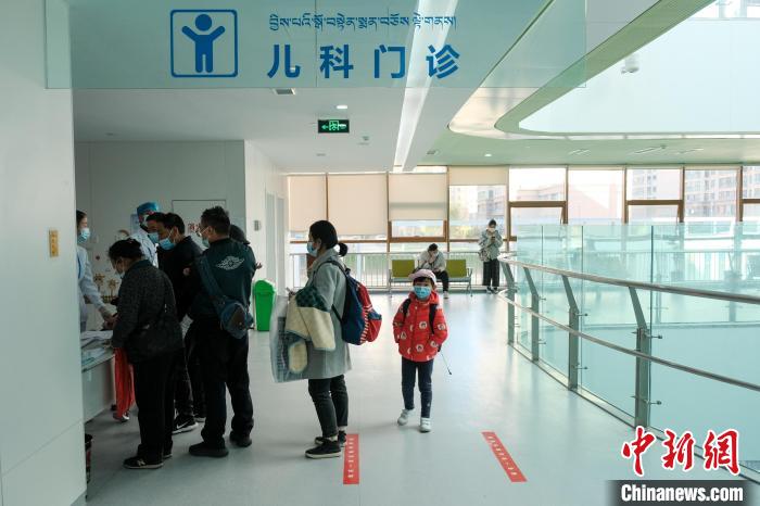 圖為兒科義診接診現(xiàn)場(chǎng)?！〗w波 攝