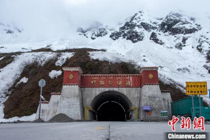 墨脫公路控制性工程——嘎隆拉隧道。上方為嘎隆拉雪山，曾是進(jìn)入墨脫最大的“攔路虎”。