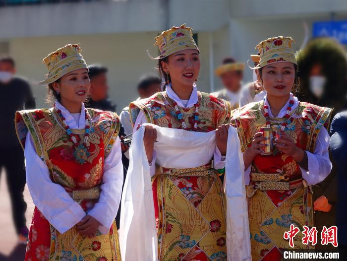 圖為身著節(jié)日盛裝的藏族姑娘?！∪轿木?攝