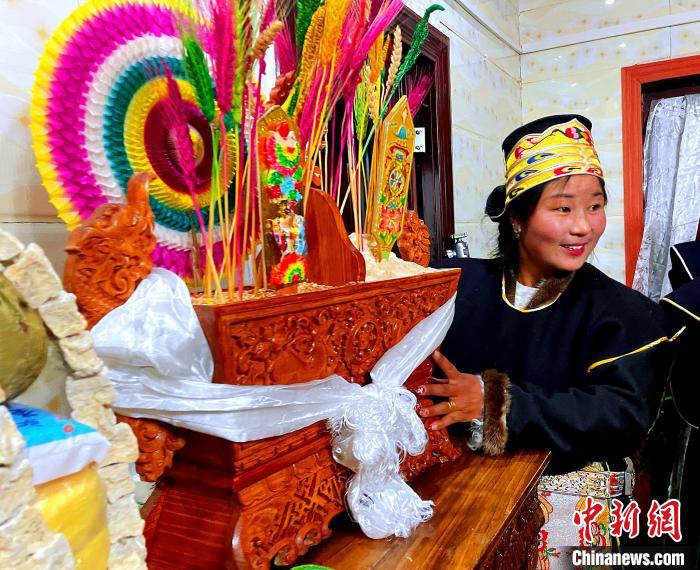 圖為藏族姑娘端著吉祥切瑪?！∪轿木?攝
