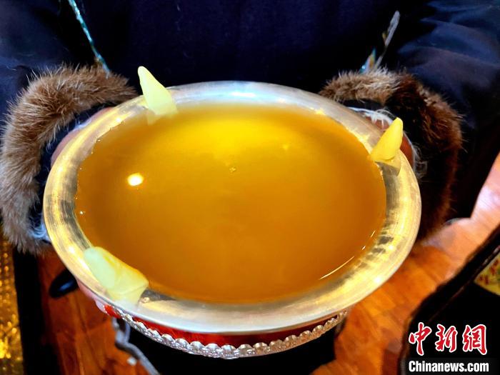 圖為青稞酒?！∪轿木?攝
