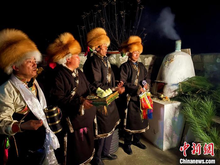 圖為除夕之夜進(jìn)行的驅(qū)鬼儀式?！∪轿木?攝