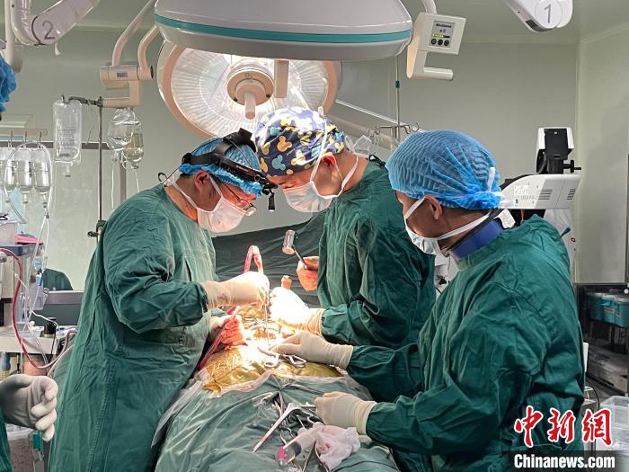 圖為在北京援藏醫(yī)療隊(duì)專(zhuān)家指導(dǎo)下，多項(xiàng)新技術(shù)使用到脊柱疾病的手術(shù)中。(資料圖) 拉薩市人民醫(yī)院脊柱外科供圖