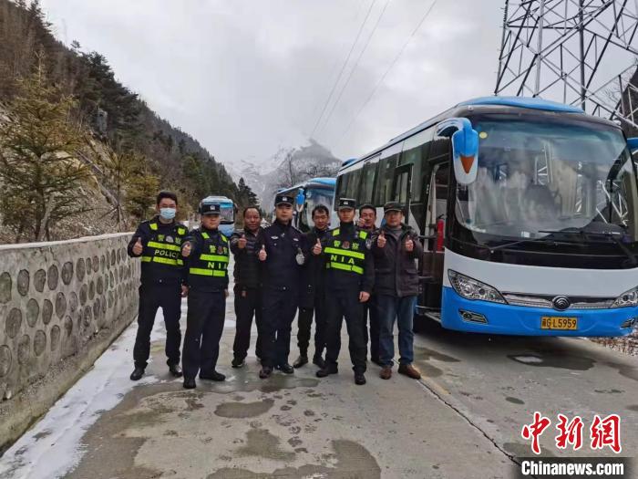 救援成功后，司機(jī)們與邊境派出所民警合影?！±罱ǚ?攝