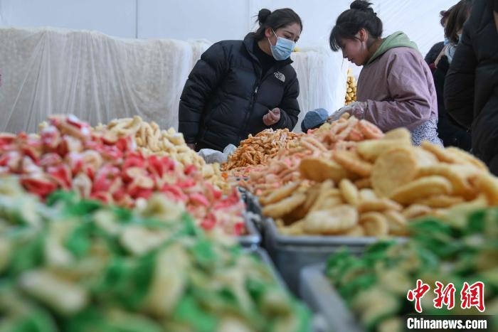 圖為拉薩市民選購(gòu)年貨“卡塞”?！∝暩聛?lái)松 攝
