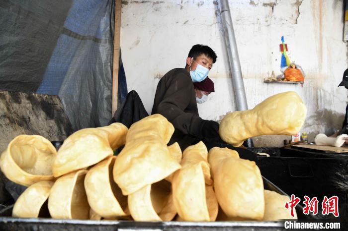 圖為拉薩手藝人制作藏歷新年供品“德卡”?！∝暩聛?lái)松 攝