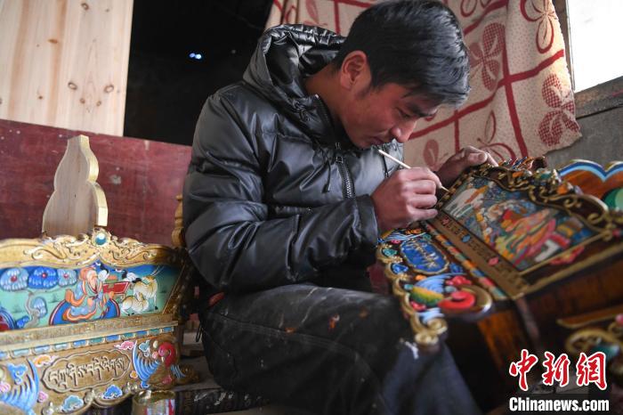 圖為拉薩手藝人制作年貨“切瑪盒”?！∝暩聛?lái)松 攝