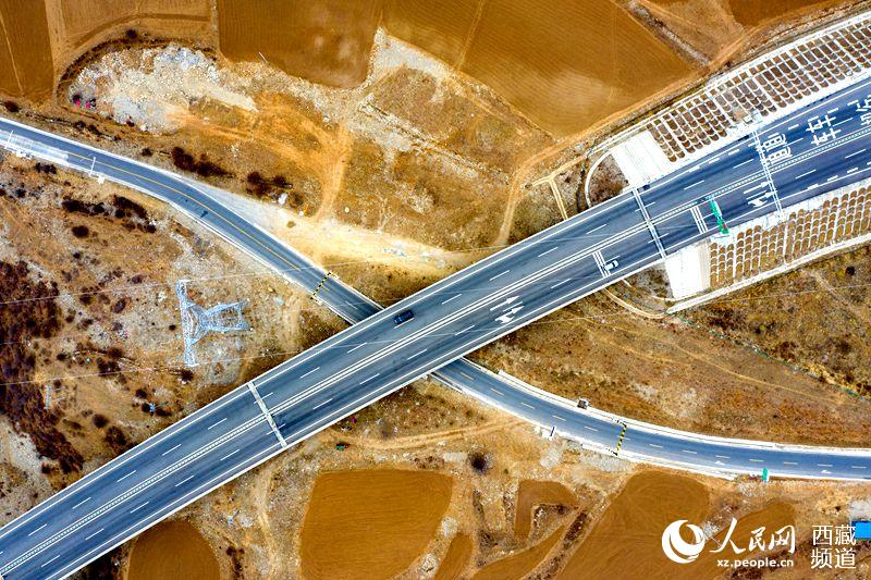 拉林高等級公路。徐馭堯攝