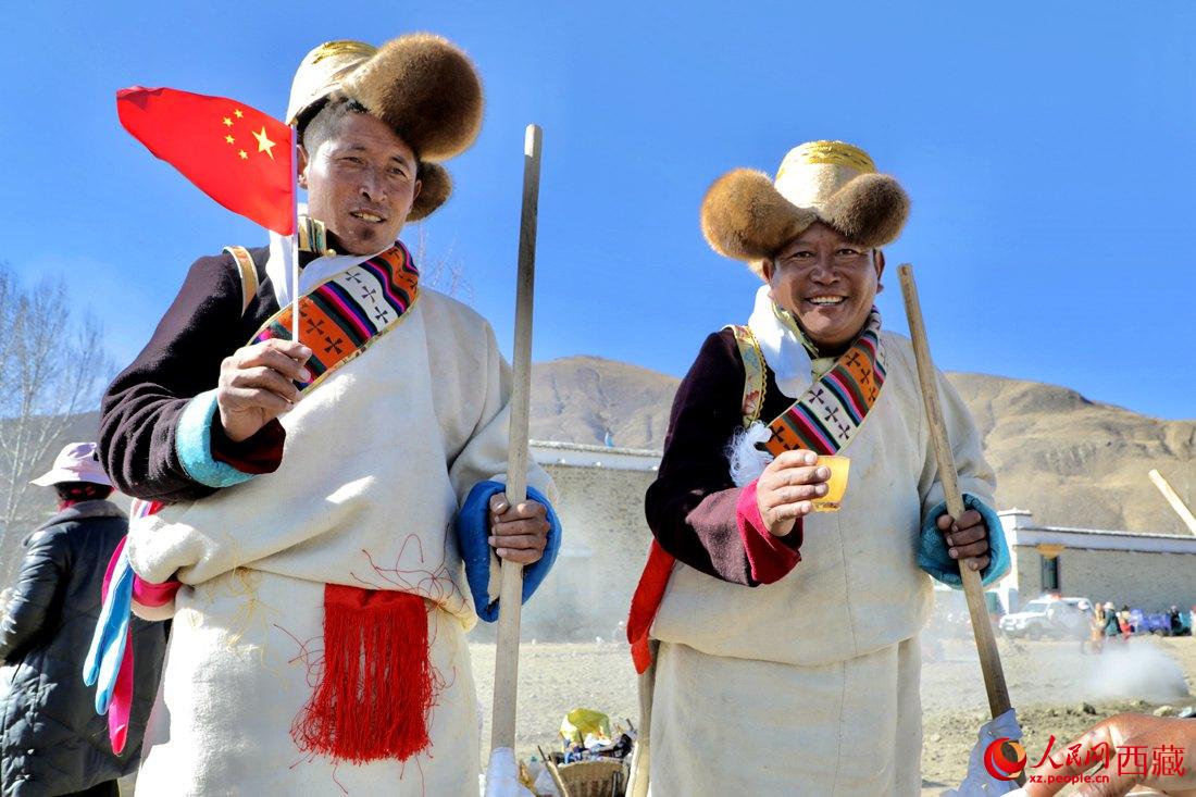 互敬青稞酒，祈福一年的豐收。人民網(wǎng) 次仁羅布攝