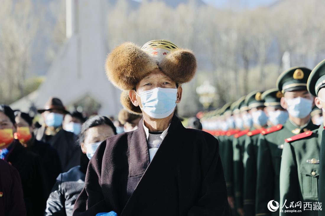 群眾代表們參加升旗儀式現(xiàn)場(chǎng)。人民網(wǎng) 次仁羅布 攝
