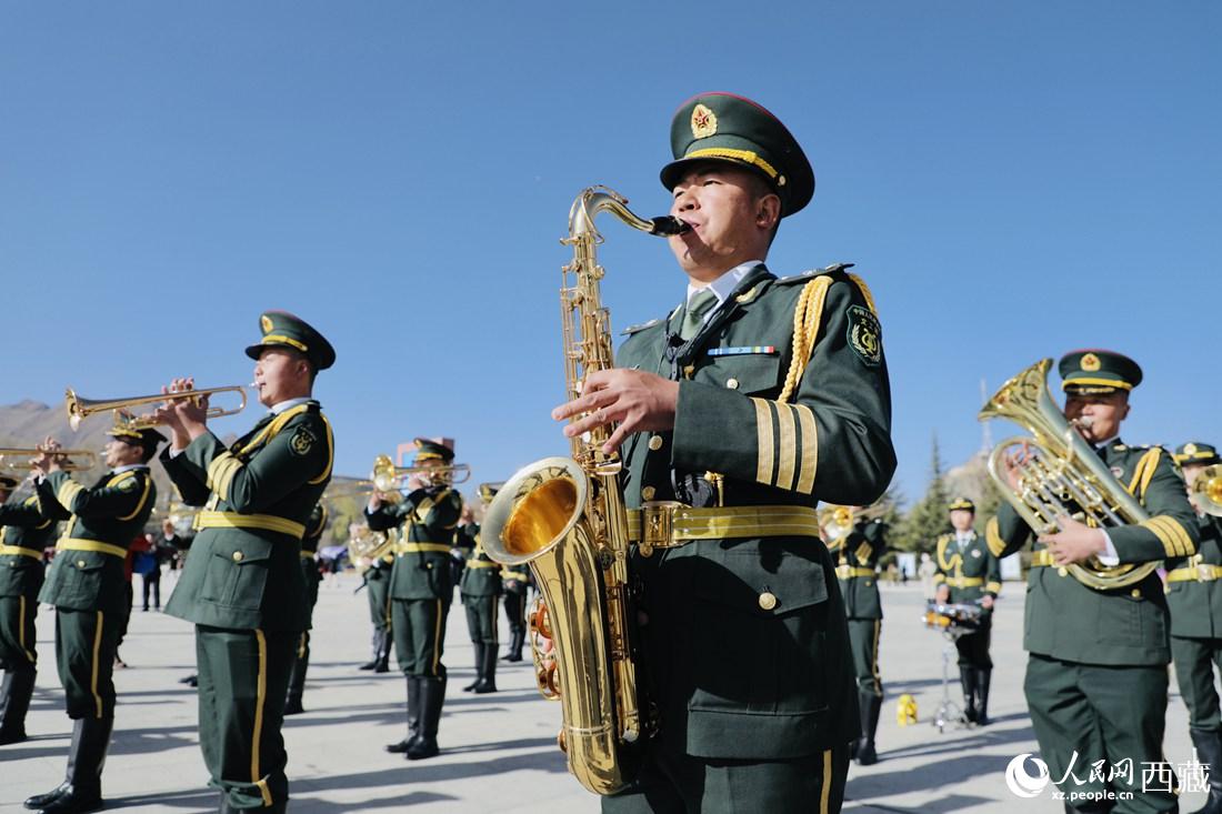 軍區(qū)文工團(tuán)奏響國(guó)歌。人民網(wǎng) 次仁羅布攝