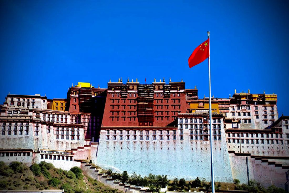 五星紅旗迎風(fēng)飄揚(yáng)。人民網(wǎng) 次仁羅布攝