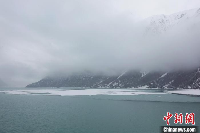 然烏湖春雪飄落?！∪轿木?攝