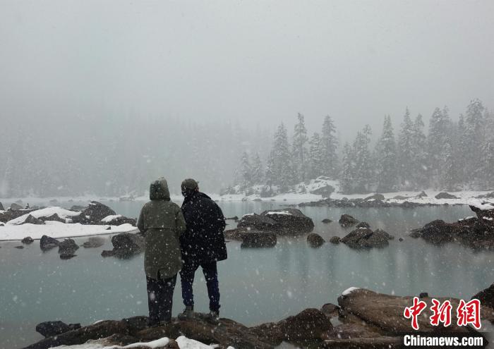 游客欣賞雪中然烏湖?！∪轿木?攝