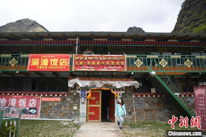 玉麥鄉(xiāng)里修建了飯店與旅館?！钊A峰 攝