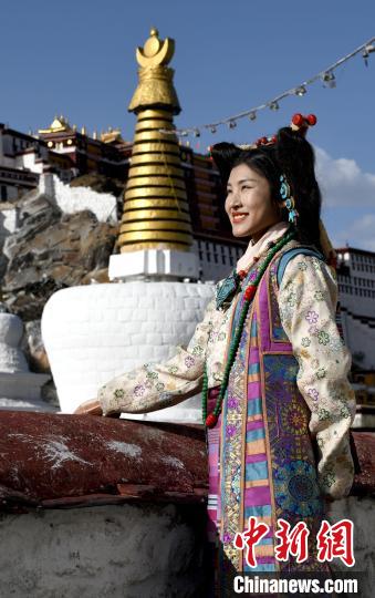 西藏自治區(qū)級(jí)非遺項(xiàng)目——拉薩服飾，圖為舊時(shí)拉薩貴族婦女的裝扮。