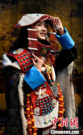 圖為國(guó)家級(jí)非遺項(xiàng)目——西藏阿里普蘭的“宣”服，該服飾華麗稀有，每逢節(jié)日盛典時(shí)才會(huì)穿戴。　李林 攝