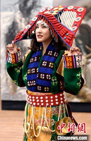 圖為國(guó)家級(jí)非遺項(xiàng)目——西藏那曲申扎縣的巴扎服飾。　李林 攝