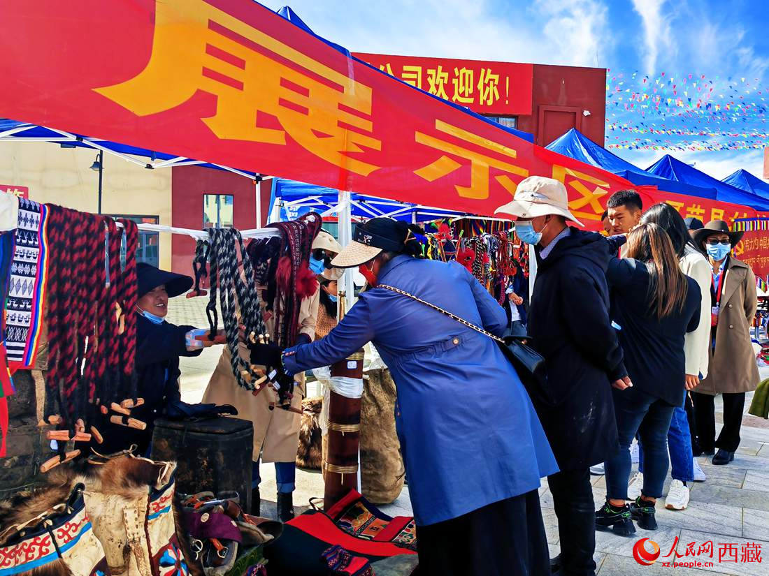 技能大賽現(xiàn)場(chǎng)引來不少客戶。人民網(wǎng) 李海霞攝