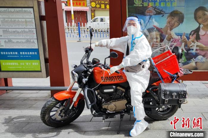 圖為西藏阜康醫(yī)療工作人員騎摩托為居家防疫市民送藥?！∈茉L者供圖