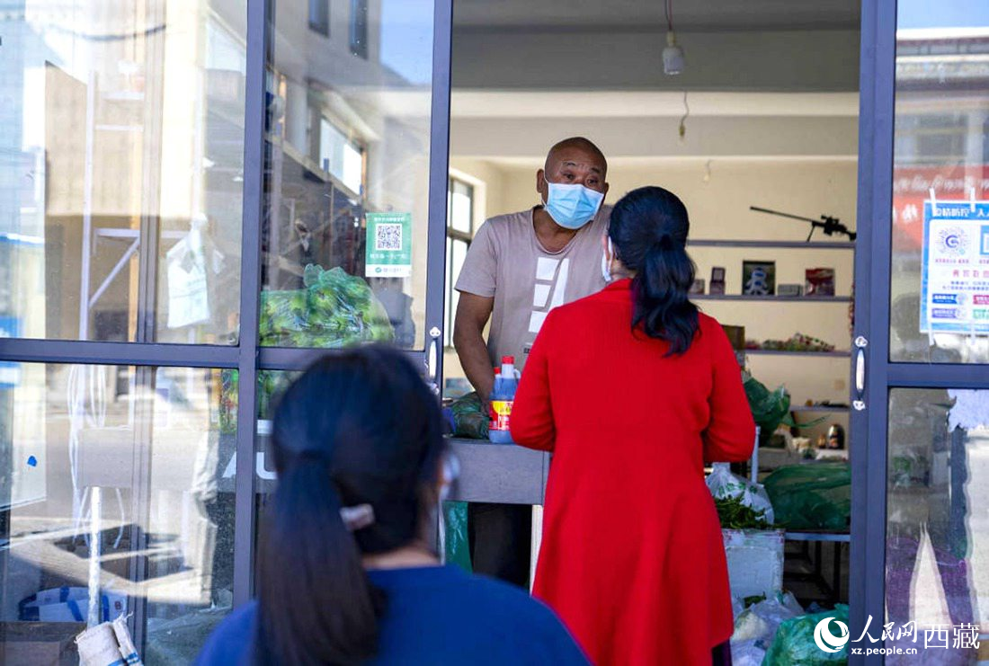 市民們有序排隊購買早餐。人民網(wǎng) 次仁羅布攝