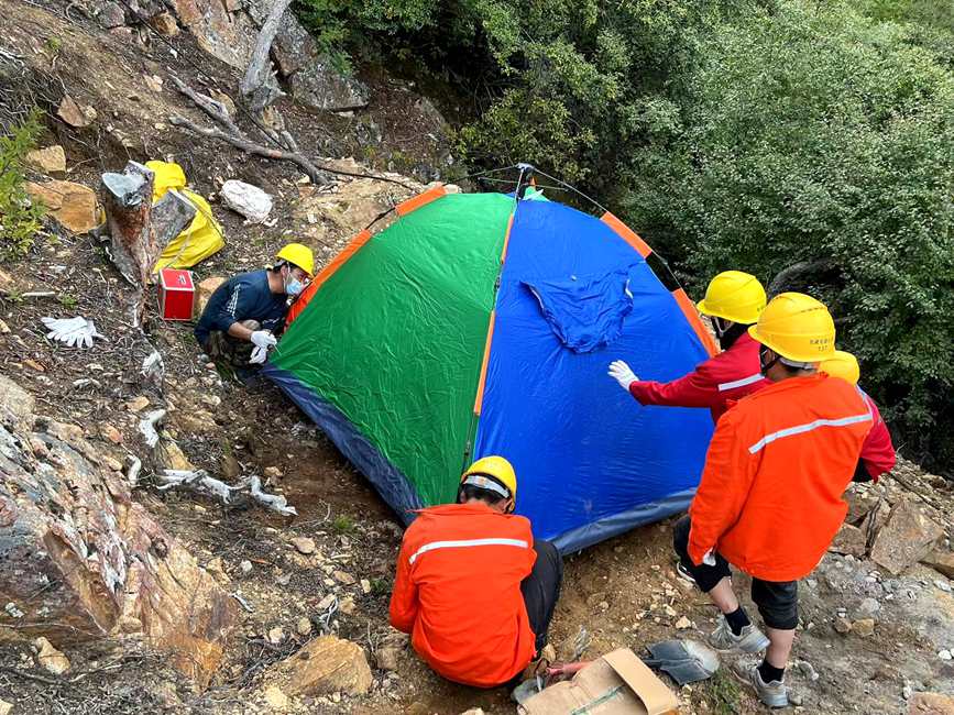 9月15日，電力施工人員正在施工點(diǎn)附近搭建暫居帳篷。白瑪多吉攝